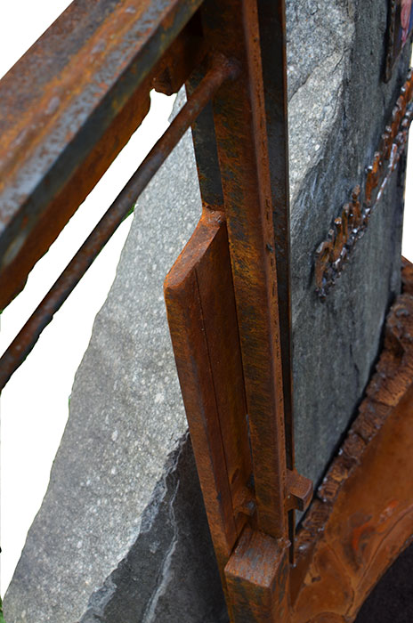 Rostiges Grabkreuz aus Stahlschrott