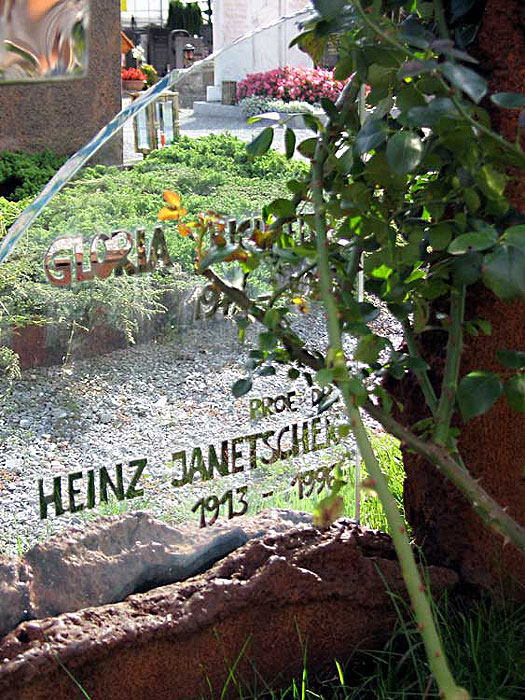 Grabmal aus Rost, kombiniert mit einer Glasplatte für die Grabschrift