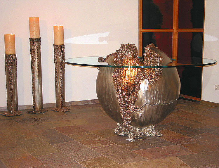 Künstlerisch verarbeiteter Altar aus Edelstahl und Bronze