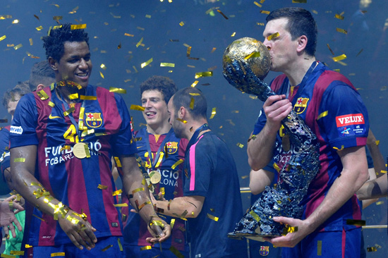 Handball Champions League Pokal, Kuss vom Sieger