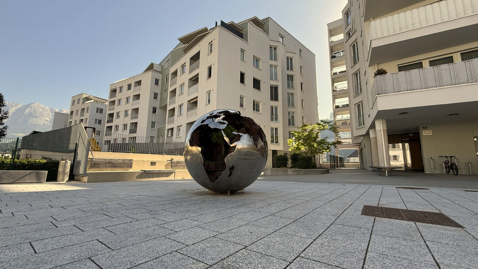 Moderner Weltkugelbrunnen