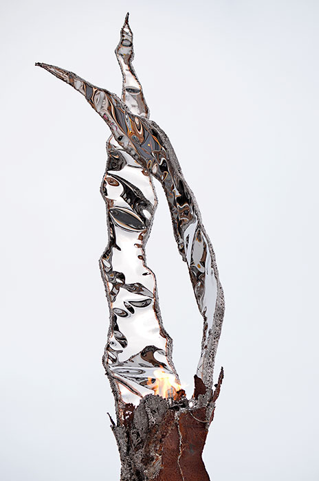 Skulptur aus Metall mit Ethanol-Fackel