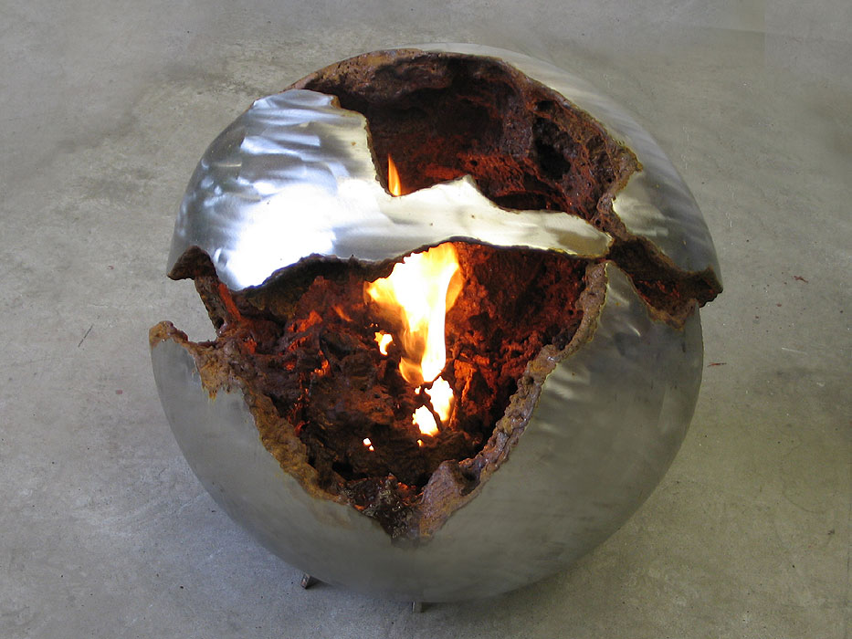 Ethanol Feuerstelle in Kugel-Form für den Innen- und Außenbereich, Silberner Edelstahl harmoniert mit rostigem Cortenstahl