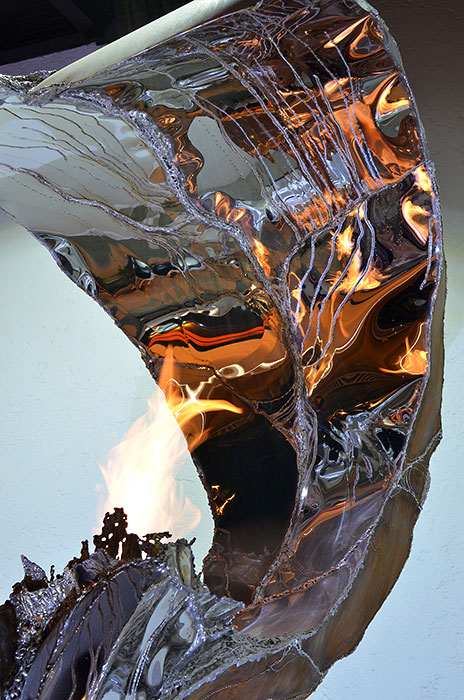 Feuer-Skulptur aus Corten-Stahl und spiegelpoliertem Edelstahl