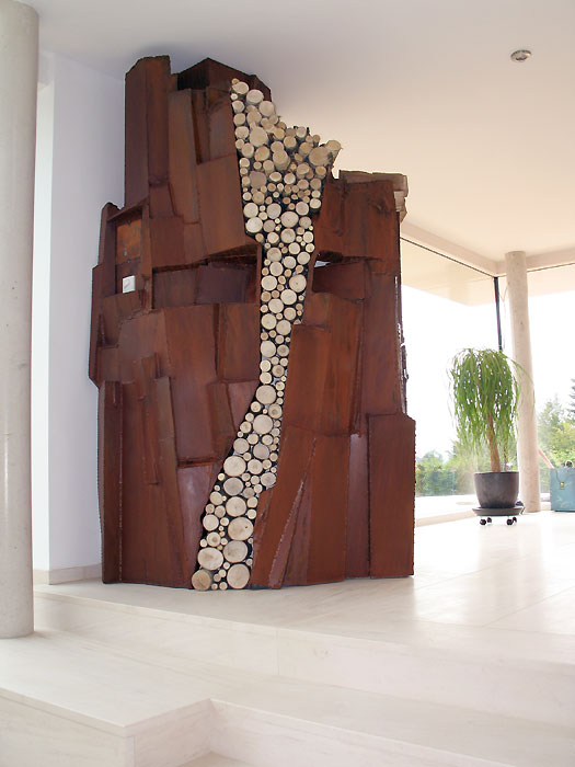 Moderne Feuerstelle aus Corten-Stahl
