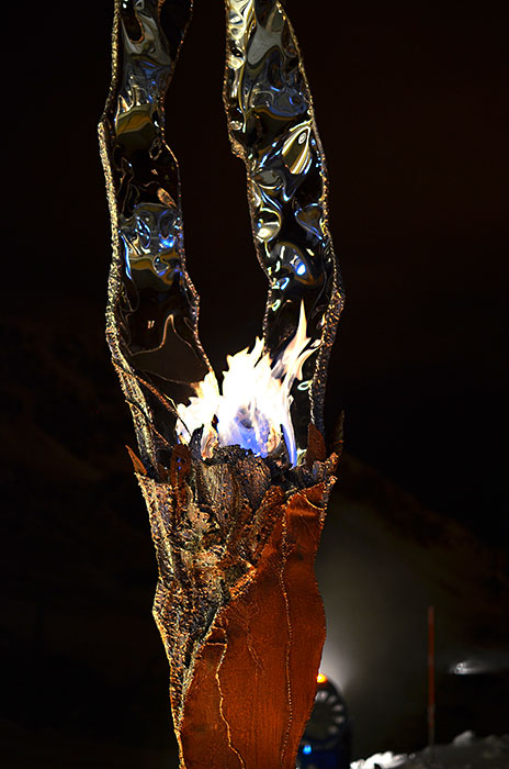 Außergewöhnliche Outdoor-Skulptur aus poliertem edelstahl und rostigem Stahl mit Bioethanol-Feuerstelle