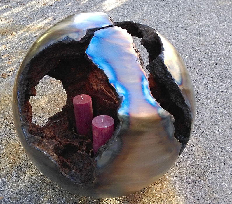 Kugelskulptur mit Kerzen, Metall Kunst Unikat für den Innen- und Außenbereich