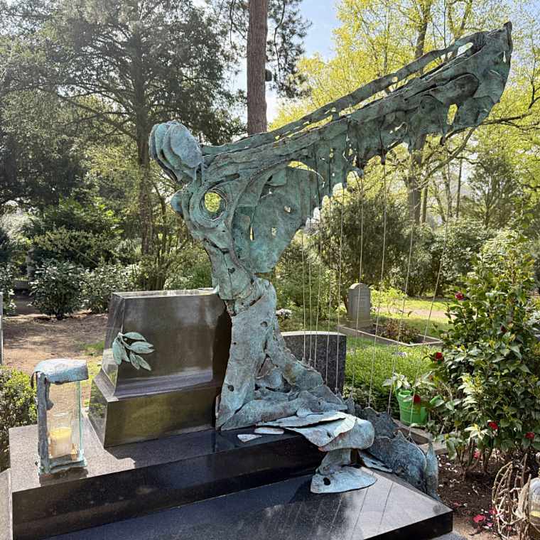 Individuelle Skulptur aus patinierter Bronze. Ein Engel für ein Grabmal in Düsseldorf.