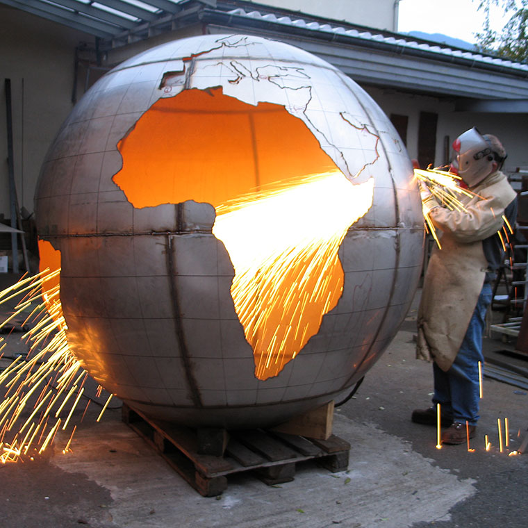 Exklusive Kunst aus Metall! Der österreichische Metallkünstler Herbert Gahr mit Plasma die Kontinente aus.