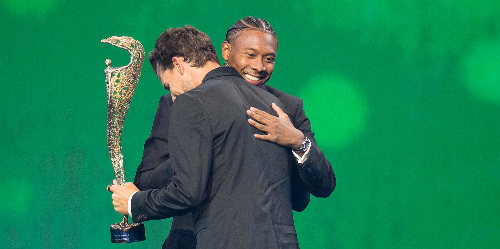 David Alaba congratulates Dominic Thiem on winning the NIKI Special Award