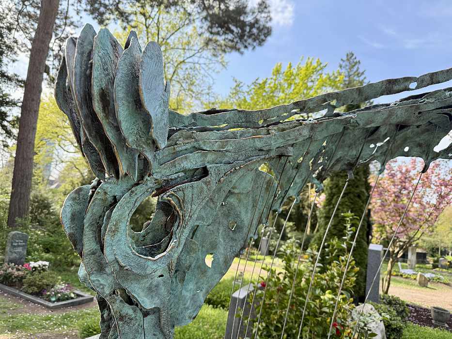 Moderne Grabmal-Skulptur, Ein Engel als Harfe, Patinierte Bronze