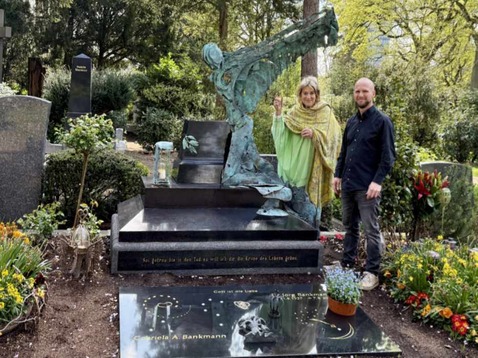 Künstler Stefan Gahr mit Auftraggeberin Gabriela A. Bankmann