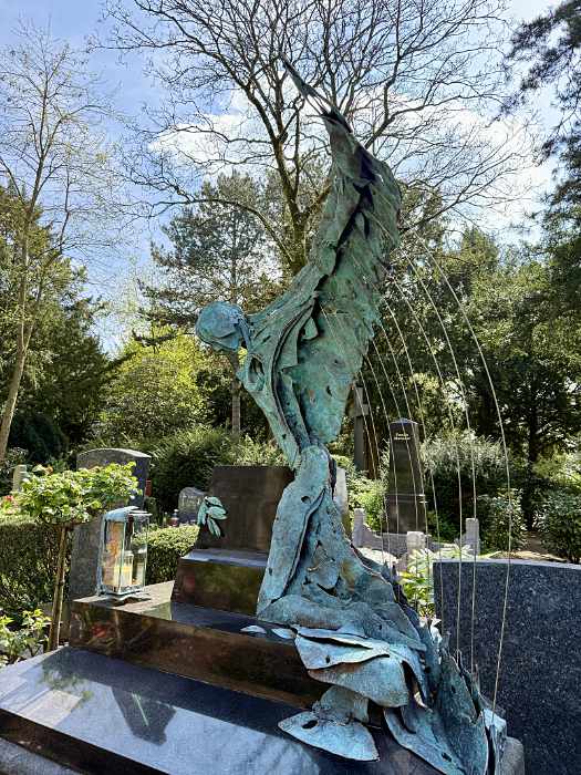 Grüner Engel am Friedhof