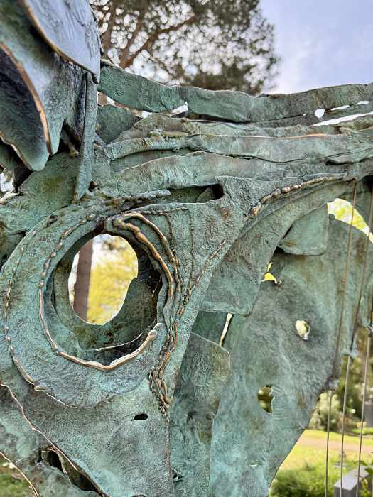 Grün, patinierte Bronze, Grünspan (nur umgangssprachlich) an Skulptur