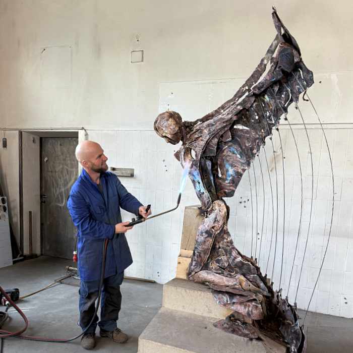 Metallkünster Stefan Gahr arbeitet an bronzenem Engel