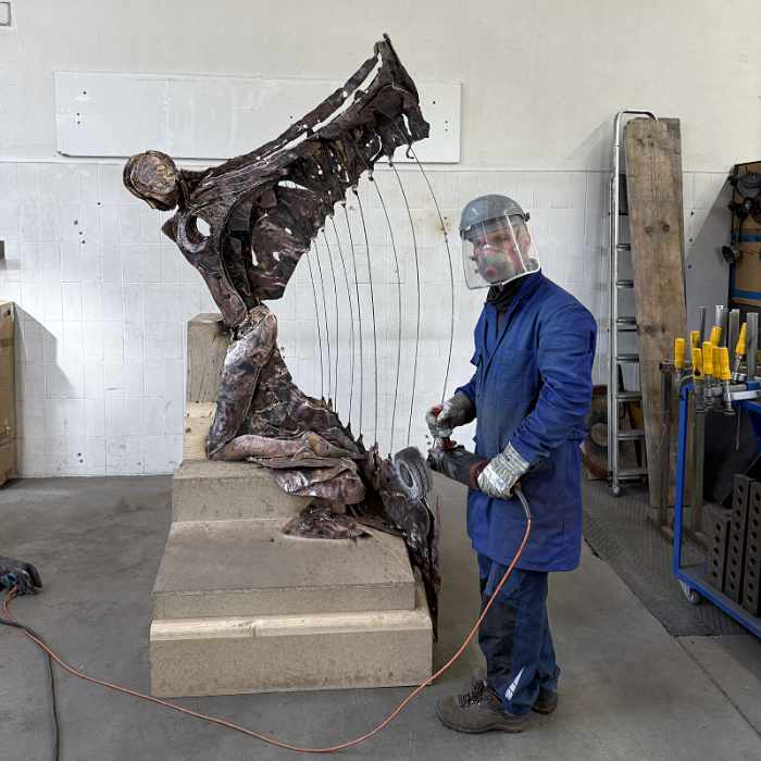 Metallkünster Stefan Gahr beim Abschleifen