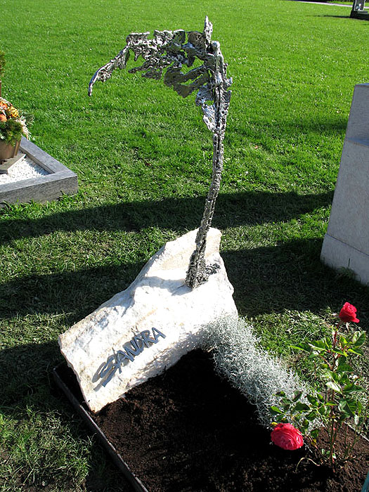 Aus Edelstahl geschweißte Skulptur auf weißem Marmor