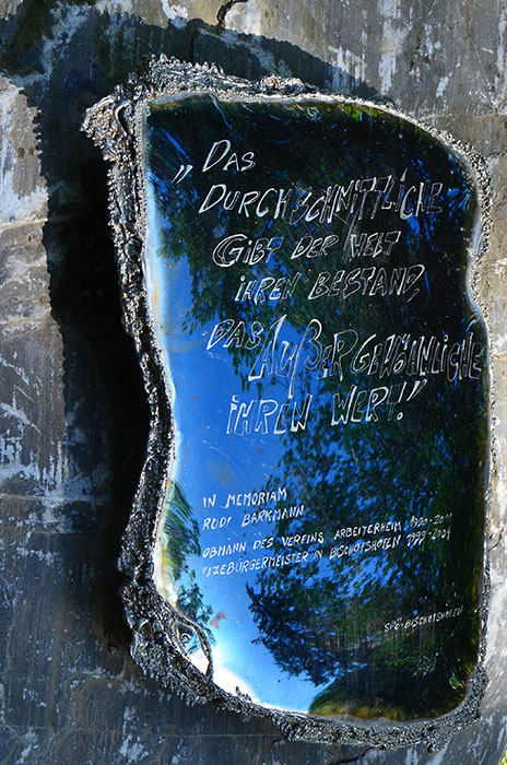 Künstlerisch gestaltete Gedenktafel aus blauem Edelstahl