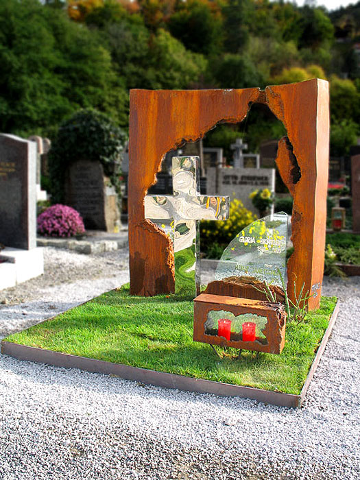 Grab mit Kreuz