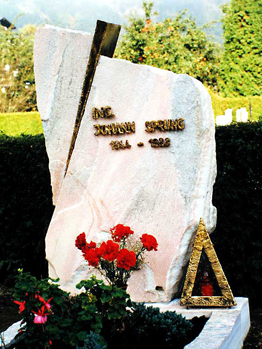 Grabskulptur mit Sölkner Marmor und Messing-Keil