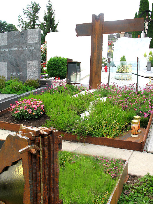 Modernes Grabkreuz aus Corten-Stahl