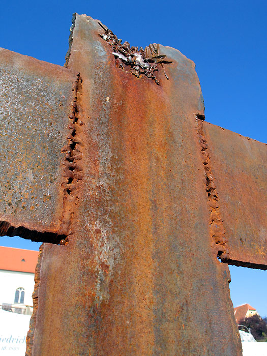 Modernes Grabkreuz aus rostigem Stahl