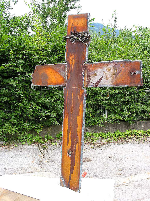 Radikales Kreuz aus rostiger Stahlplatte mit Dornenkrone