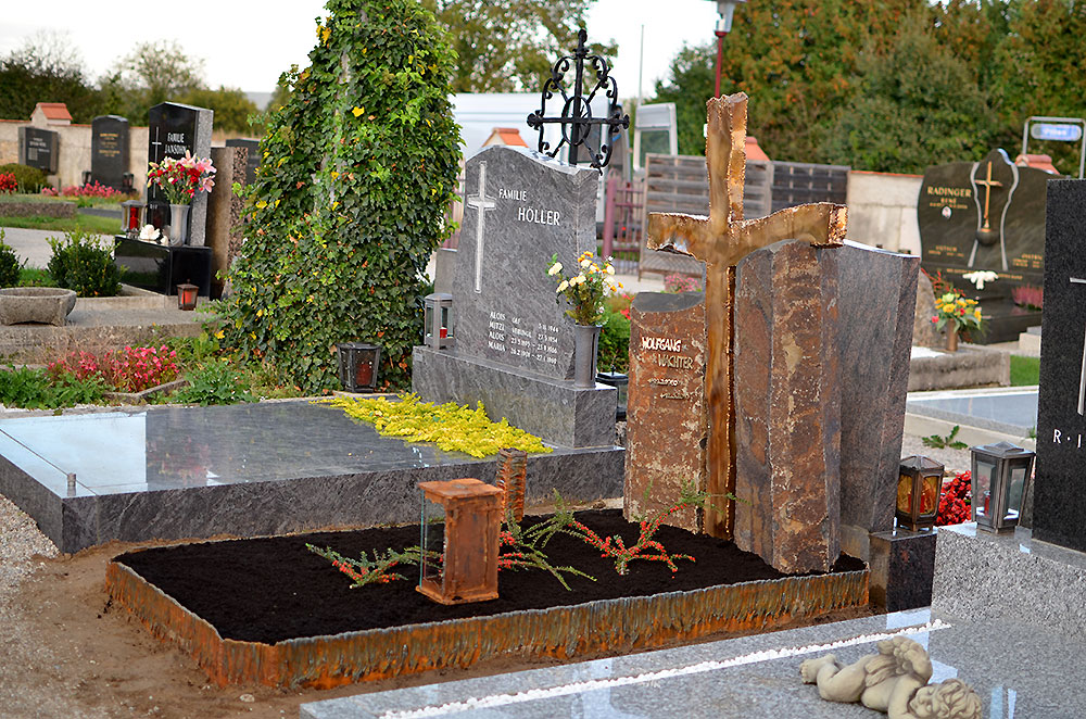 Grabkreuz aus Bronze, Einfassung aus Corten-Stahl