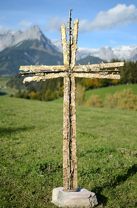 Künstlerisch gestaltetes Grabkreuz in Bronze