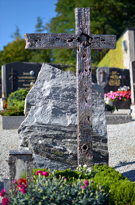 Kreuz mit eingearbeitetem Bergkristall