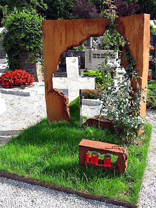 Geschweißtes Grabmal aus Rost mit einem Kreuz aus spiegelpoliertem Edelstahl