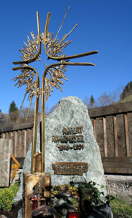 Grabstein mit Kreuz