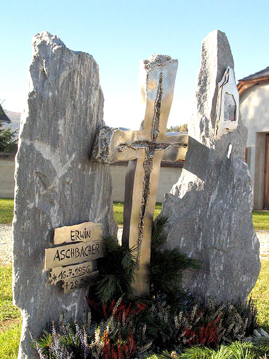 Rauriser Marmor in Kombination mit Edelstahl-Kreuz