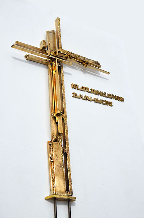 Grab mit Kreuz aus Bronze