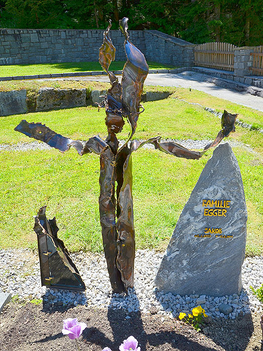 Grabkreuz aus Bronze, Kunst am Friedhof