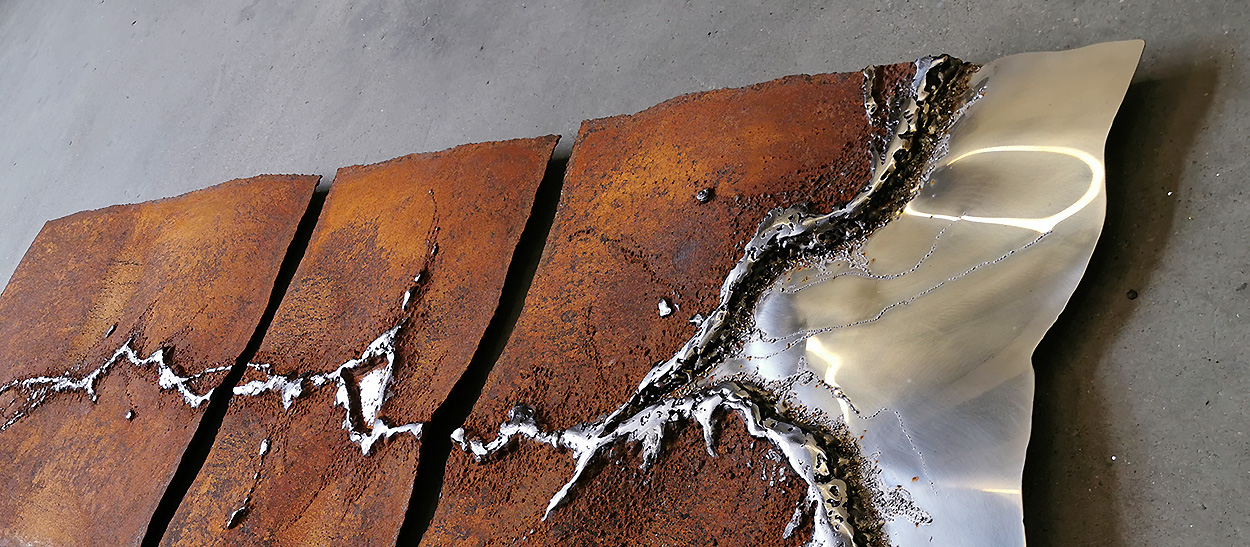 Abstrakte Kunst aus rostigem Cortenstahl