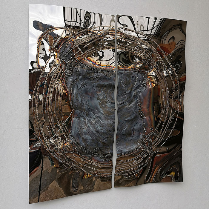 Abstraktes Wandbild aus spiegelpoliertem Edelstahl