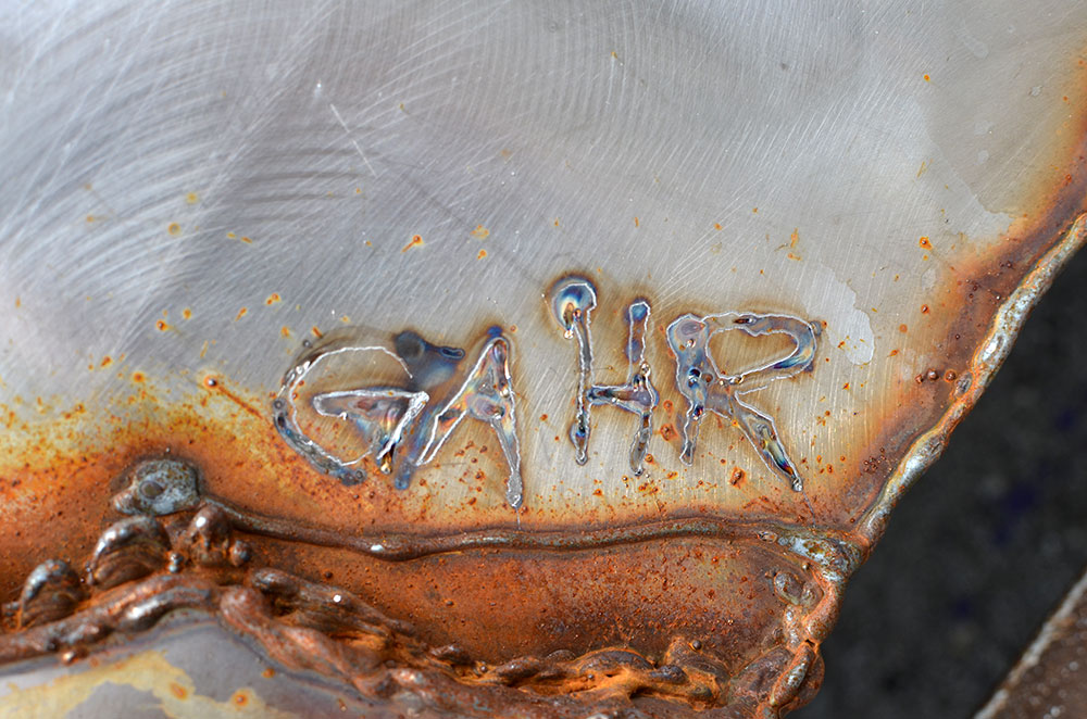 'Gahr' Signatur, Kunst aus Metall