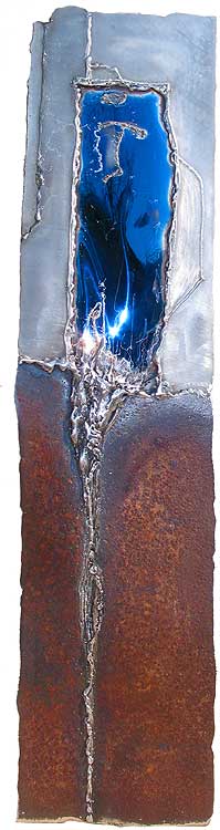 Metallkunst aus Rost und Edelstahl, mit blauem Element