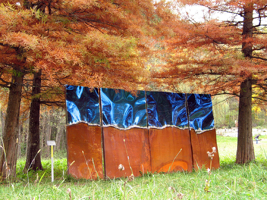 Große Skulptur in der Natur