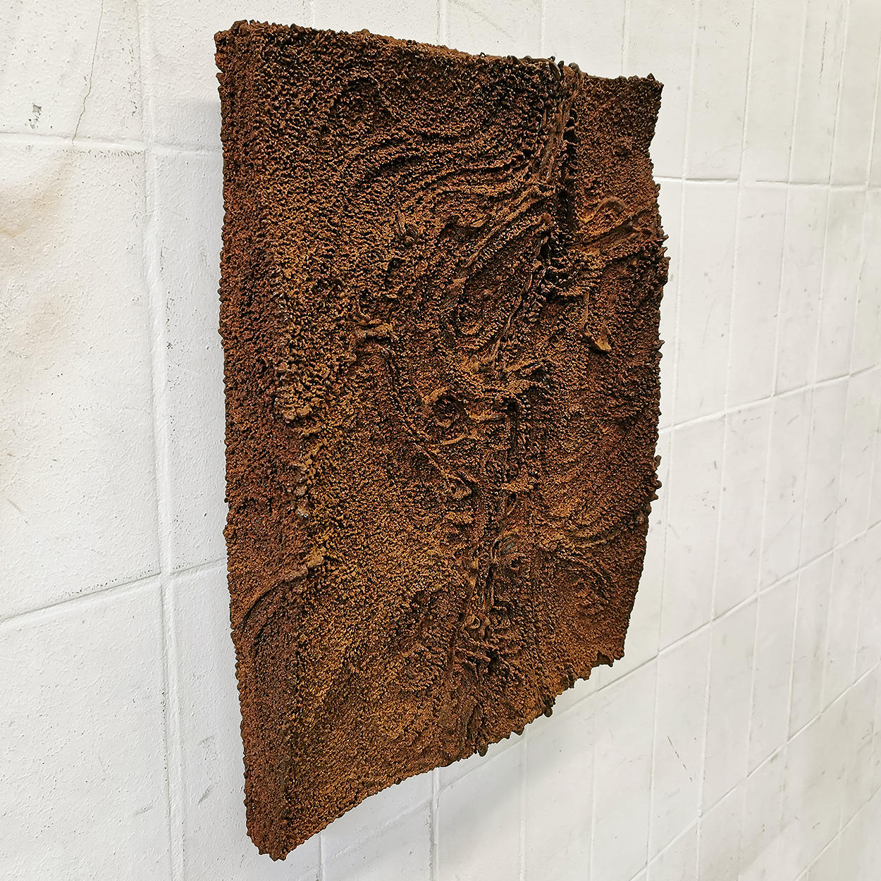 Geschweißte Wandskulptur aus rostigem Stahl kaufen