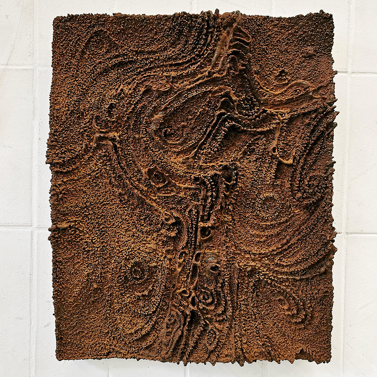 Moderne Wandskulptur aus rostigem Stahl