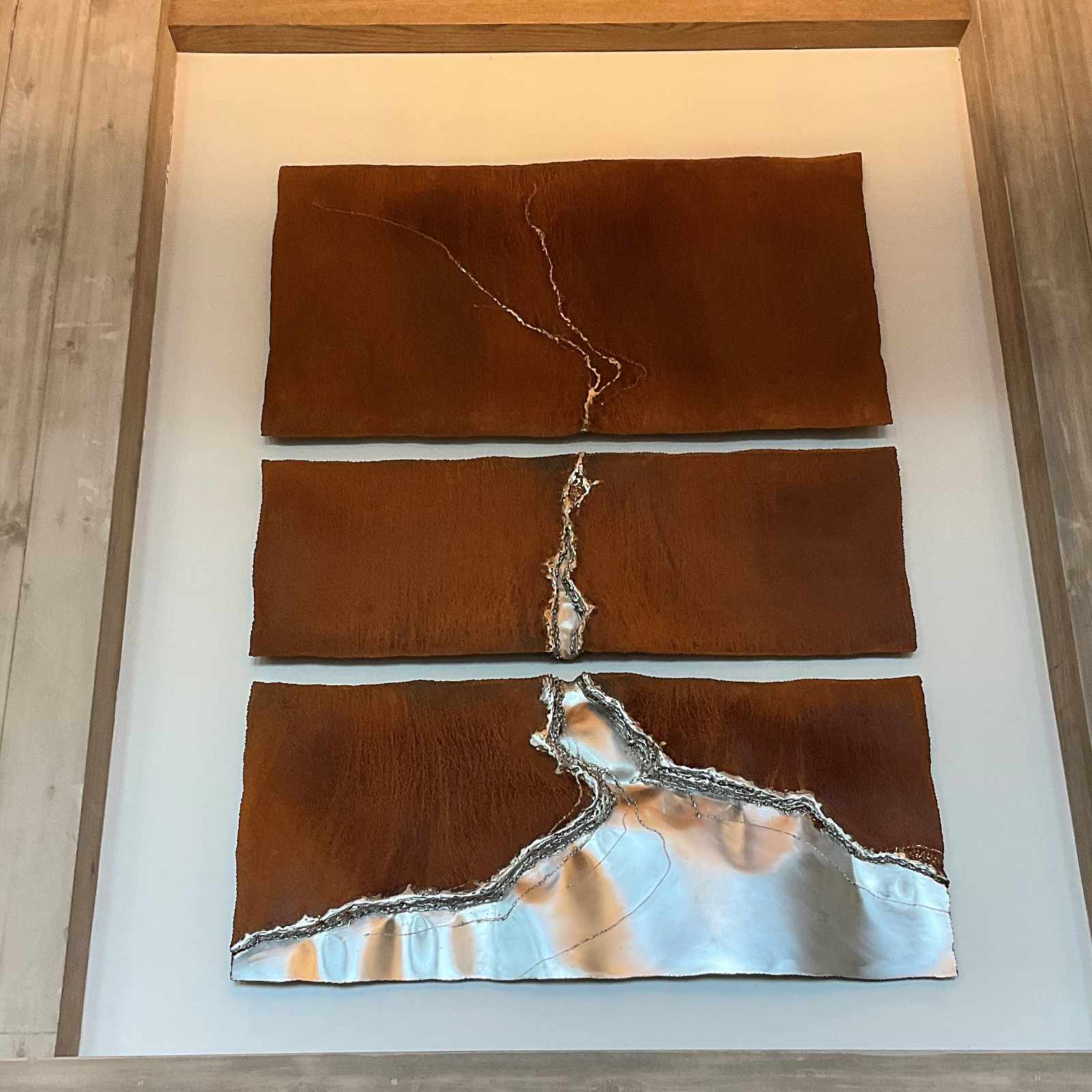 Raumgestaltung mit Metallbild aus rostigem Corten-Stahl