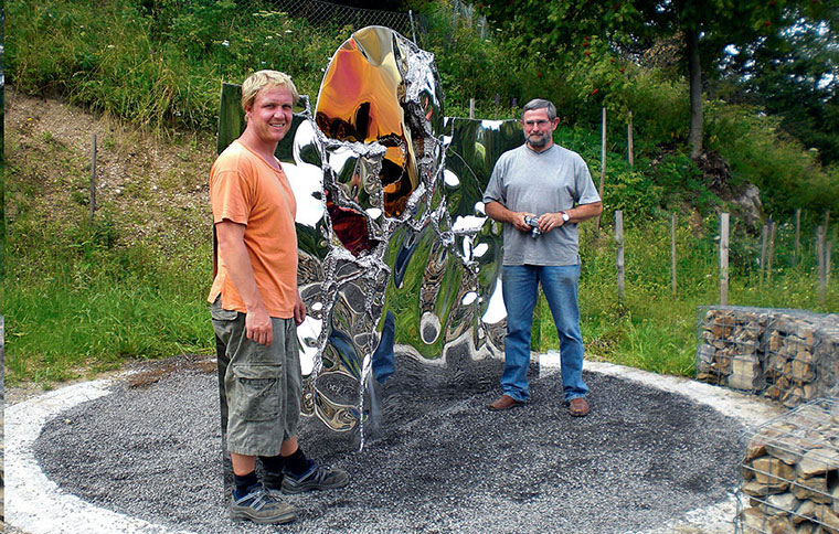 Metall-Künstler Robert Gahr mit Skulptur aus poliertem Edelstahl