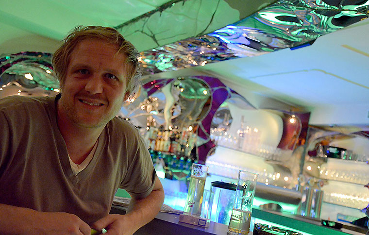 Künstler Robert Gahr in der von ihm gestalteten Bar