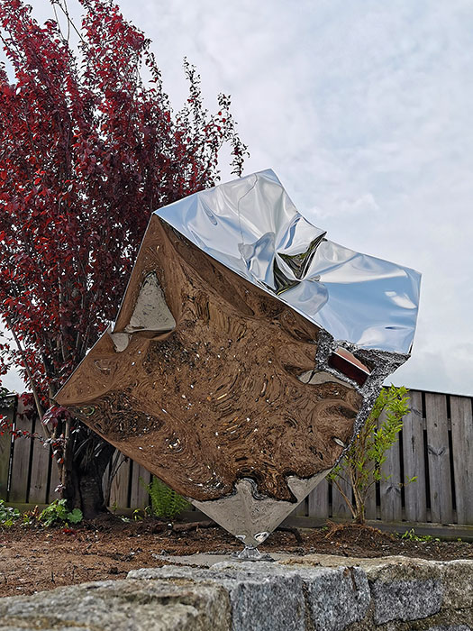 Skulptur aus poliertem Edelstahl