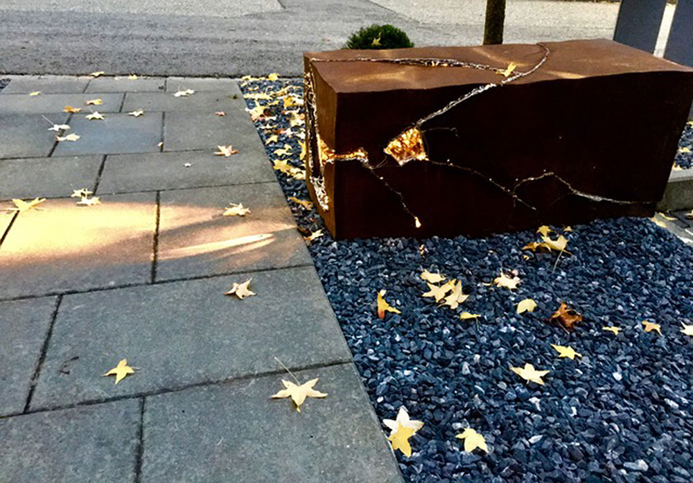Künstlerische Beleuchtung durch Metall-Skulpturen