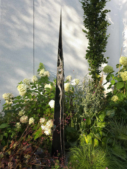 Garten-Skulptur Unikat, Schlanke Pyramide aus Metall