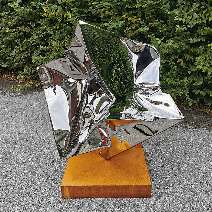 Garten-Skulpturen, Implodierte Würfel aus spiegelpoliertem Edelstahl