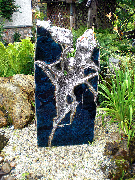 Geschweißte Gartenskulpturen aus spiegelpoliertem, blauen Edelstahl